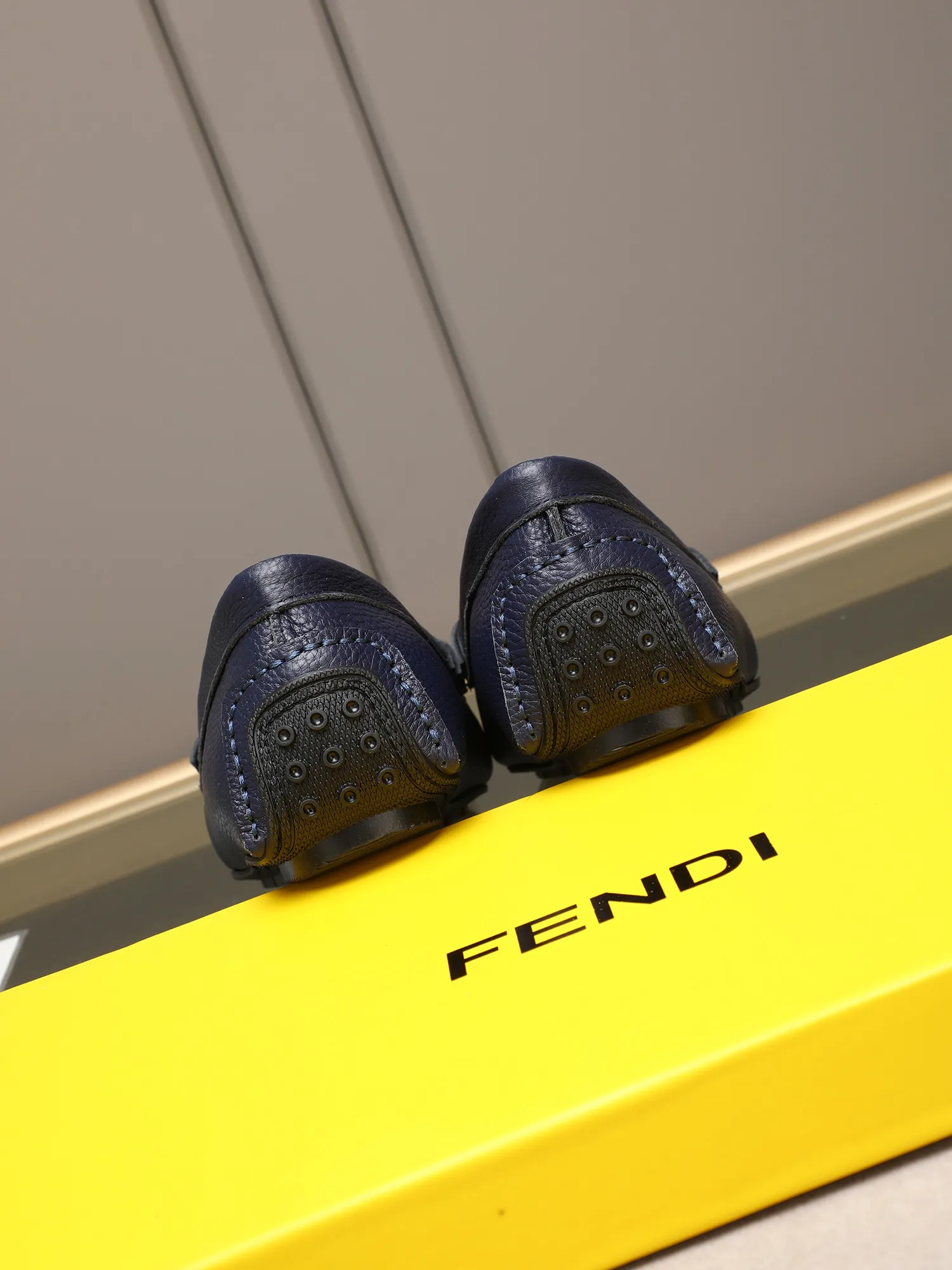 Men's shoes 💰400💰[FENDI] The little monster of Fendi F family, which is popular all over the world, is coming in a big way, the latest color, driving slip-on loafers, avant-garde and versatile fashion men's shoes, bun shoes, bean shoes👌👌👌 Private mold opening, 1:1 reproduction... The upper is made of first-layer cowhide, and the first-layer pigskin lining... is extremely comfortable, fashionable, simple, atmospheric and personalized [color] The side of the shoe is more refined, and the overall effect is handsome [ Turn in a circle][Turn in a circle]💭This hardware monster with eyes is not the popular version on the market🚳🚳Compared with the old model, it is more trendy, eye-catching and more classy🔰This summer, the little monster will subvert the old ideas and share the fashion with you🔱A must-have for fashionistas! Must keep it for yourself! Online outsole, high-end quality workmanship. Color: black, blue, white, red. Matching code: 38-44 (45 46 47 customized) (standard leather shoe size)